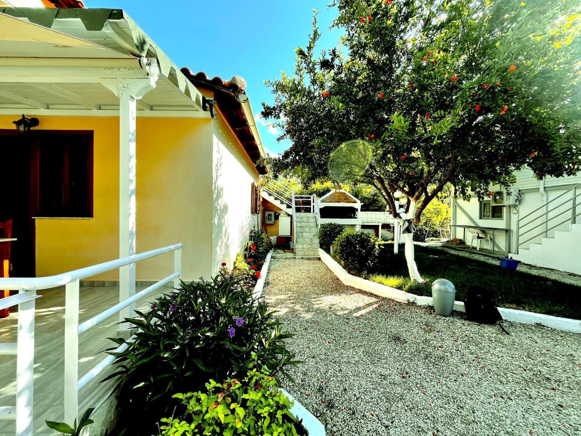 Garden Rooms Himare Exteriör bild