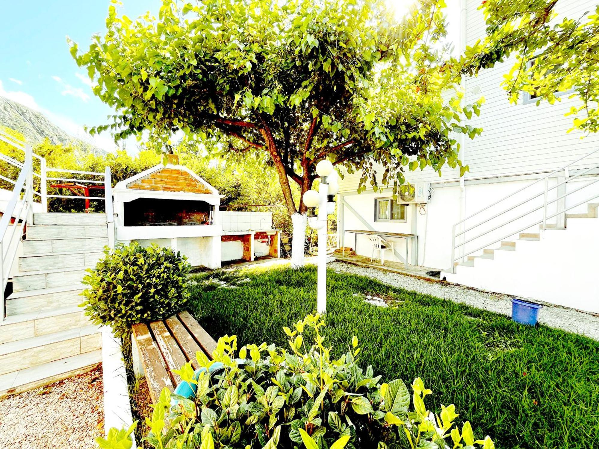 Garden Rooms Himare Exteriör bild